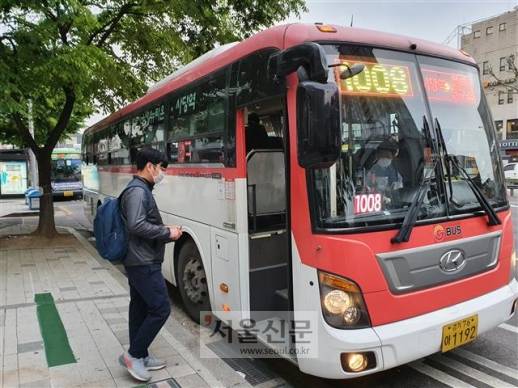정씨는 4호선 사당역 정류장에서 내려 화성시 직행 광역버스를 갈아탄 후 1시간 30분을 더 이동해 목적지인 회사에 도착했다.