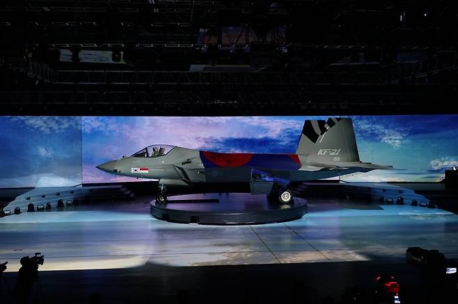 2015년 12월 28일 체계개발 계약이 체결된 이후 불과 6년 만에 KF-21 보라매 시제1호기(단좌형)를 출고했다는 것은 연구개발진들의 열정과 헌신적인 노력이 있었기 때문에 가능했다. 사진=한국항공우주산업