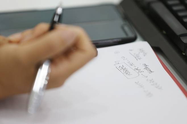 허공에 떠 있는 손 임화영 기자