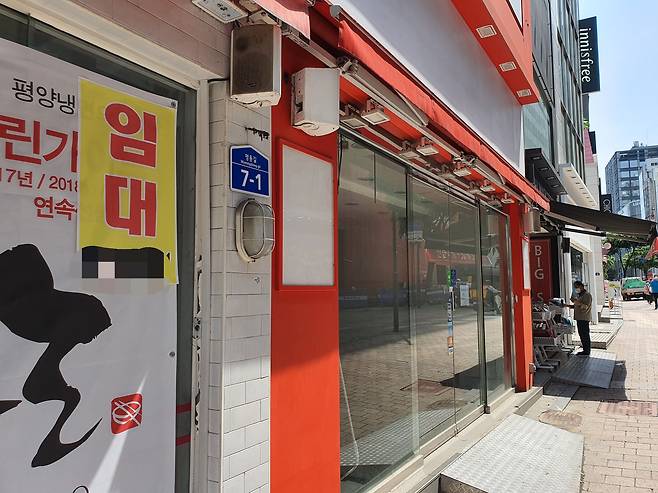2일 오전 서울 중구 명동 거리의 한 상가 건물 유리창에 '임대 문의'라 적힌 종이가 붙어 있다. 바로 옆 상가 건물에도 비슷한 내용의 안내문이 부착돼 있다.  / 김송이 기자