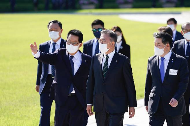 문재인 대통령이 4일 국가정보원을 방문해 박지원 국정원장의 안내를 받고 있다. 청와대 제공