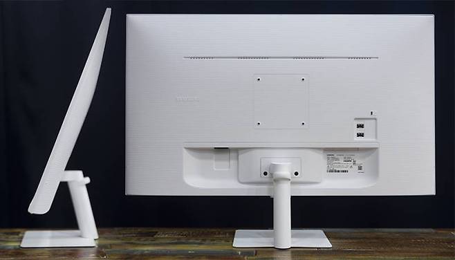 측면 및 후면, 후면에 100x100mm 베사 마운트가 있어서 외장 스탠드를 연결할 수 있다. 출처=IT동아