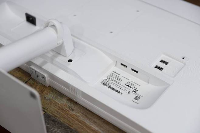 인터페이스는 2개의 HDMI 및 2개의 USB로 구성되어 있다. 출처=IT동아