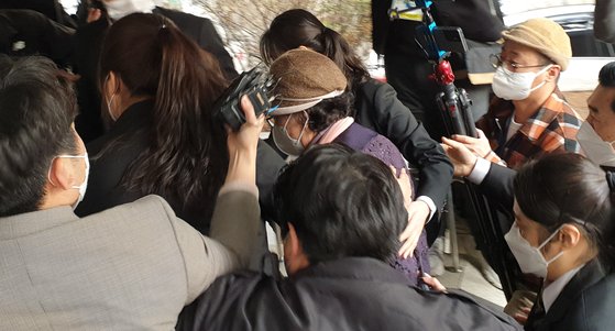 윤석열 전 검찰총장의 장모 최모씨가 지난 3월 18일 오후 법원 경위의 도움을 받아 법정 안으로 들어가고 있다. 뉴시스