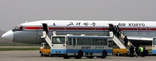 평양 순안국제공항에서 승객들이 고려항공 여객기에 탑승하는 모습. [중앙포토]