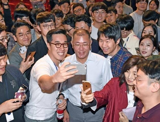 정의선 현대차그룹 회장이 2019년 10월22일 서울 서초구 현대차그룹 본사 2층 대강당에서 열린 타운홀 미팅을 마친 후 임직원들과 기념촬영을 하는 모습 [사진=현대자동차 제공]
