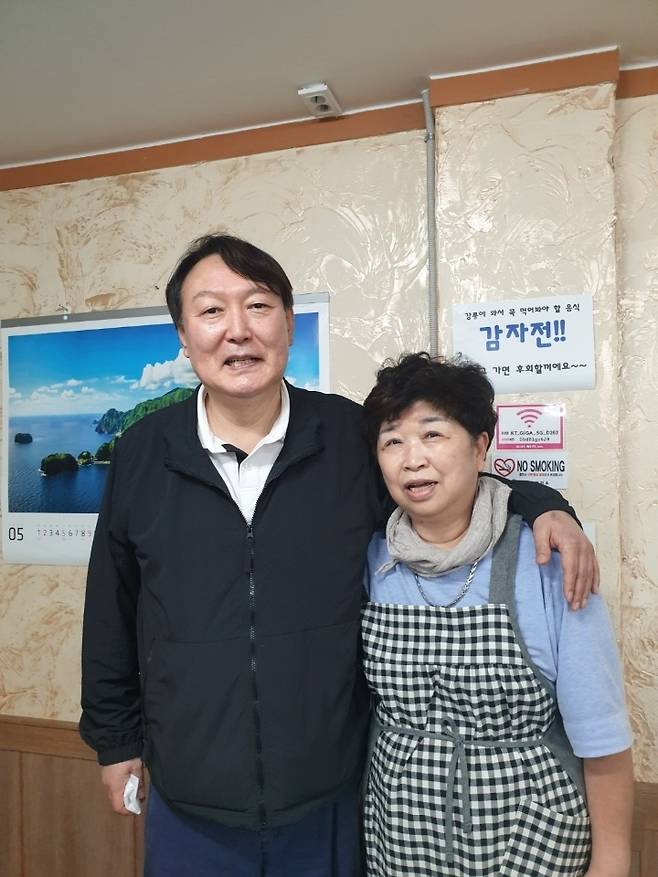 지난 29일 강릉을 방문한 윤석열 전 검찰총장이 강릉중앙시장 내 감자바우 식당에서 이경숙 사장과 사진촬영을 하고 있다.(이경숙씨 제공).2021.5.31/ MBN