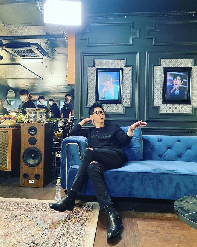 MC and comedian Ji Suk-jin showed off his unexpected (?) giraffe.Ji Suk-jin wrote on his Instagram account on June 4, A photo taken by Dong-hui on his phone by Gi-seok (Simon Dominics real name) Is it like a cafe boss?and posted two photos.In the photo, Ji Suk-jin is sitting on the sofa and crossing his legs; Ji Suk-jin surprised those who saw him with his extraordinary physical and superior leg length.The netizens who saw this responded such as The star is really big, Did you originally get so long? And I always did not know because I only saw my face.Park Jae-jung, who is with Ji Suk-jin and MSG Wannabe, left a heart emoticon and Yi Dong-hwi laughed, saying, Kim Jung-min, the end of self-management.