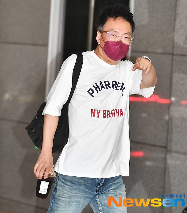 Park Myeong-su, Kim Yong-man, Jung Eun-pyo, Kim Hee-jung(92), Shin Seung-hwan, (woman) Mi-yeon are entering the MBC Dream Center in Ilsan, Janghang-dong, Ilsan, on June 4 to attend the South Korean Foreigners broadcast.
