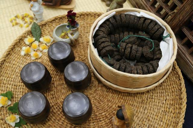 ▲장흥 지역의 전통 발효 떡차 청태전ⓒ장흥군