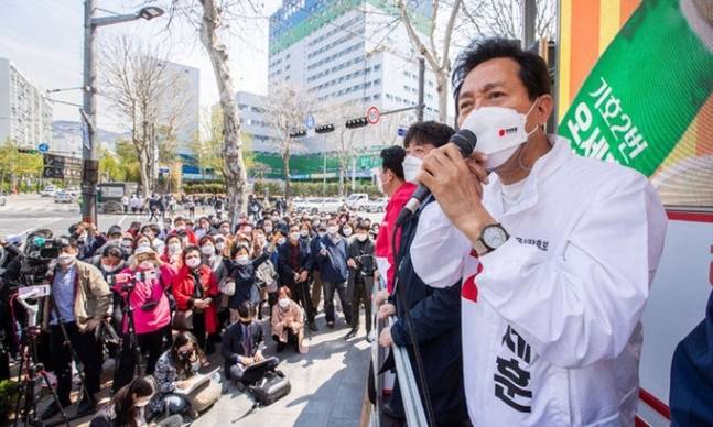 4·7 재보궐선거를 하루 앞둔 지난 4월6일 당시 국민의힘 오세훈 서울시장 후보(오른쪽). 남정탁 기자