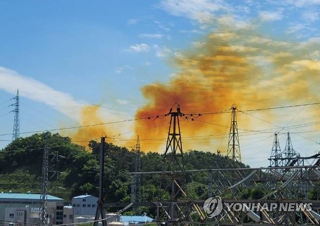 울산 한 공장서 발생한 노란 연기 (울산=연합뉴스) 4일 오후 울산시 울주군 온산읍 화산리 한 공장에서 발생한 노란색 연기가 하늘로 퍼지고 있다. 울산소방본부에 따르면 해당 공장에서 폐인산 중화처리 작업 중 이상 반응으로 노란 연기가 발생했다. 2021.6.4 [독자 제공. 재판매 및 DB 금지] yongtae@yna.co.kr