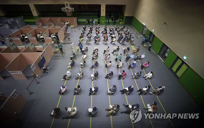 계속되는 코로나19 백신 접종 (서울=연합뉴스) 김인철 기자 = 4일 서울 동작구 사당종합체육관에 마련된 신종 코로나바이러스 감염증(코로나19) 예방접종센터에서 시민들이 백신 접종을 기다리고 있다.      오는 5일이면 국내에서 코로나19 백신 접종이 시작된 지 100일이 된다. 2021.6.4 yatoya@yna.co.kr