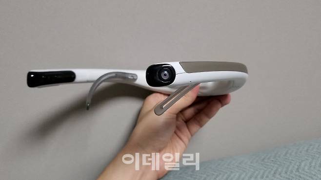 캐논 웨어러블 카메라 ‘FITT360 PB’의 제품 측면 모습.