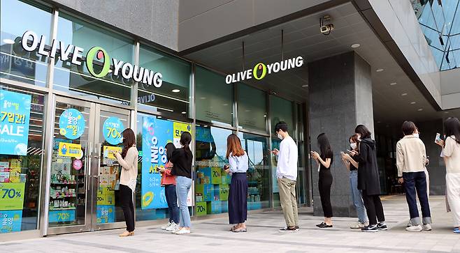 고객들이 CJ올리브영 '올영세이' 첫날 매장에 들어서기 위해 줄 서 있다.© 뉴스1