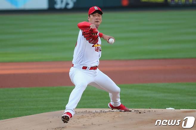 세인트루이스 카디널스의 김광현이 5일(한국시간) 미국 미주리주 세인트루이스의 부시 스타디움에서 열린 신시내티 레즈와의 2021 메이저리그 경기에서 역투하고 있다. © AFP=뉴스1