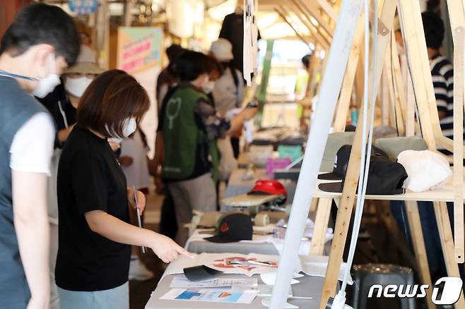 5일 제26회 환경의 날을 맞아 제주 도두동재활용도움센터 일원에서는 ‘세상을 바꾸는 즐거운 분리배출’ 캠페인이 진행되고 있다. 오후 5시까지 열리는 이번 행사는 제주특별자치도와 제주도지속가능발전협의회(상임의장 김태윤)가 주최·주관했다.2021.6.5/뉴스1 © News1 홍수영 기자