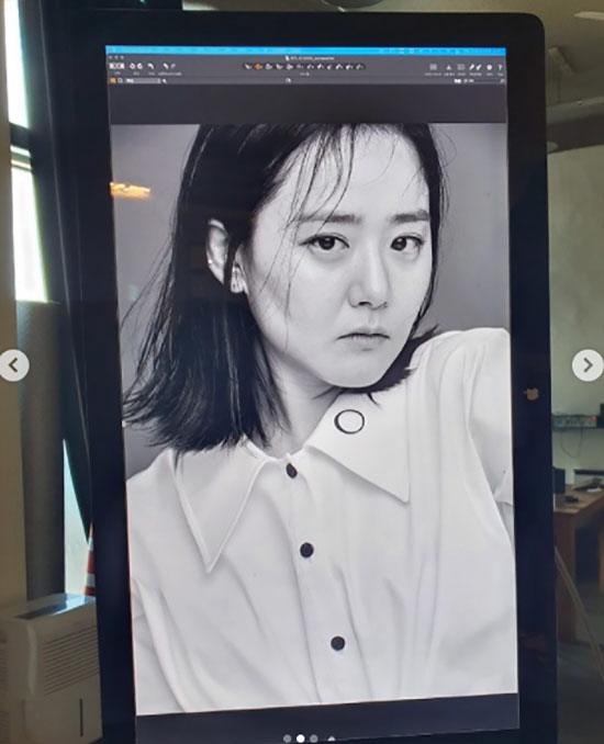 Actor Moon Geun-young captivated Sight in a deeper atmosphere.On the 4th, Moon Geun-young told his Instagram, I am going to upload a new picture because my friend tells me to erase the world because it seems like there is no power in the world.This is a photo shoot monitor cut .The photo released included a photo shoot cut by Moon Geun-young, which boasts a different charm with a black and white image.Especially, Moon Geun-young, who is more flattered, showed a sleek jaw line, creating a deep atmosphere with a mature face.Meanwhile, Moon Geun-young is taking a break after the TVN drama Get the Ghost, which ended in 2019.In particular, Moon Geun-young, who left the company Tree Essence, which has been in operation for 16 years since its founding last year, has announced plans to reorganize himself.