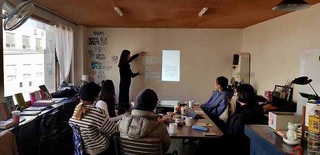 2019년 김비 작가가 부산 중앙동의 공간 ‘회복하는 생활’에서 소설 쓰기 수업을 하는 모습. 김비 제공