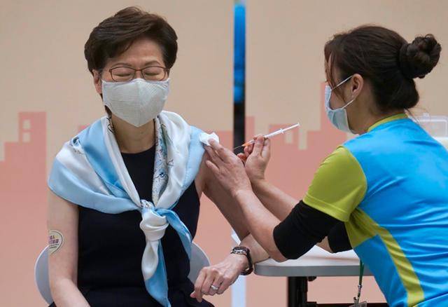 캐리 람 홍콩 행정장관이 3월 22일 홍콩 정부청사에서 시노백 백신 2회차 접종을 하고 있다. 홍콩=AP 뉴시스