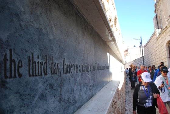 가나 혼인 잔치 교회로 향하는 골목의 벽에 성경의 한 구절이 새겨져 있다. 유대교는 토요일이 안식일이다. 세 번째 날은 일요일-월요일-화요일 해서 화요일을 뜻한다.