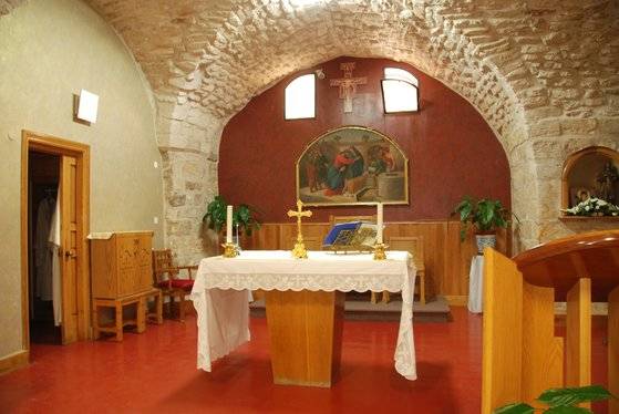 가나 혼인 잔치 교회의 내부. 벽에는 예수가 물을 포도주로 바꾸는 그림이 걸려 있었다.