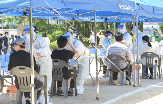 [울산=뉴시스] 배병수 기자 = 울산 남구 중학교 학생이 코로나19 확진판정을 받은 25일 오후 해당 중학교 임시 선별검사소에서 학생들이 코로나19 검사를 받고 있다. 2021.05.25. bbs@newsis.com