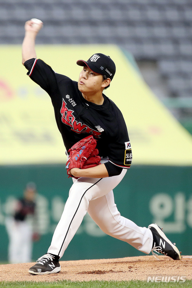 [인천=뉴시스]김병문 기자 = 29일 오후 인천SSG 랜더스필드에서 열린 2021 KBO 리그 kt wiz와 SSG 랜더스의 경기, 1회말 KT 선발투수 소형준이 역투하고 있다. 2021.04.29. dadazon@newsis.com