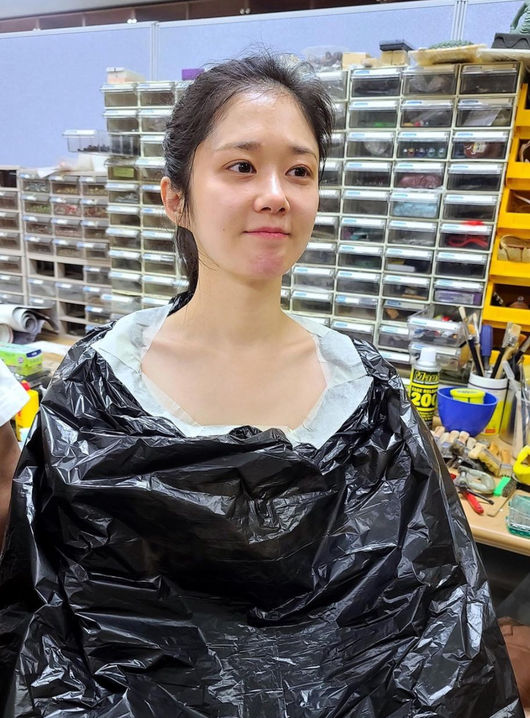 Actor Jang Na-ra released a photo during make-up.On the 5th, Jang Na-ra attracted attention by revealing photos of KBS drama Daebak Real Estate make up through his Instagram.Jang Na-ra said, Lets be egg eggs ~ and Preparing for egg ear transformation.In the open photo, Jang Na-ra sat with Vinyl wrapped around her naked face and prepared to make up with egg ears.Jang Na-ras make-up egg ears stimulated curiosity about what it would look like.On the other hand, Jang Na-ra is playing the role of Hong Ji-ah in the KBS drama Daebak Real Estate, and Daebak Real Estate is about to be held twice until the end.