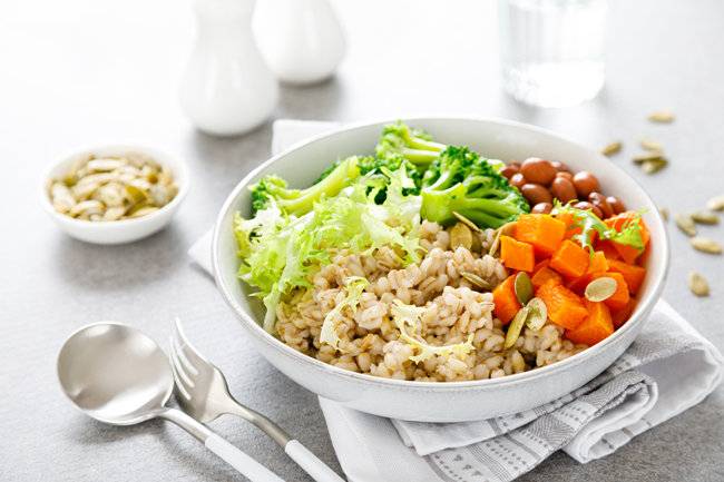 익힌 보리에 각종 채소를 곁들이면 맛있고 든든한 한끼 식사가 된다. [GettyImage]