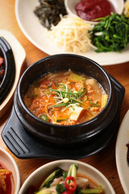 보리밥에 된장찌개, 열무김치를 곁들이면 더 부러울 것 없는 여름 밥상이 완성된다. [GettyImage]