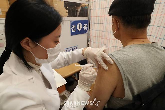 지난 4월 15일 오전 서울 양천구 해누리타운에 마련된 코로나19 백신 예방접종센터에서 관내 만 75세 이상 어르신들이 화이자 백신 접종을 받고 있다. /사진=이기범 기자 leekb@