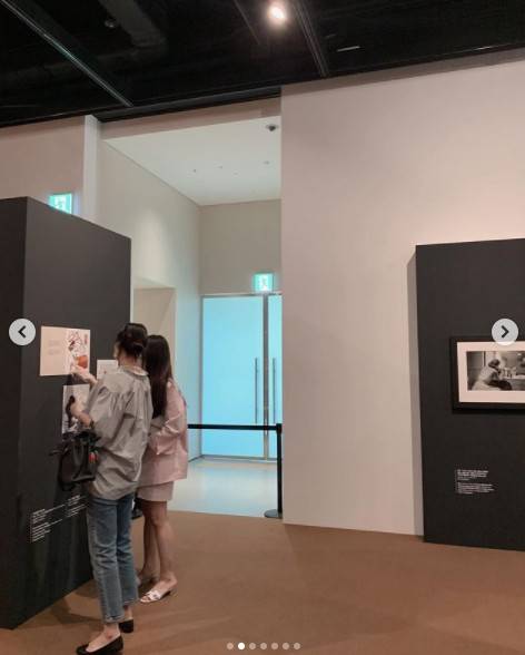 Han Ji-hye, a pre-mam ahead of Child Birth in June, has revealed his current status in Exhibition Outing.Han Ji-hye posted several photos on his Instagram on the 5th, with an article entitled Yesterday afternoon, I just saw a short exhibition with my friends for about an hour, came in, cleaned the house, and ate dinner with the groom because it was the day of the groom.The photo shows Han Ji-hye watching the Exhibition.Han Ji-hye, who has previously revealed the daily life of beautiful D line, attracts attention with a casual and innocent look that matches jeans in the shoes.Fans responded, I hope you have a healthy Child Birth. Its just a month, but I can not see any of your boats. Its beautiful, I am so envious that you are so thin.Meanwhile, Han Ji-hye revealed her relationship with her husband in 2010.Han Ji-hye, who delivered the news of her pregnancy last year after 10 years of marriage, is about to have a Child Birth in June.copyright holder c pi media