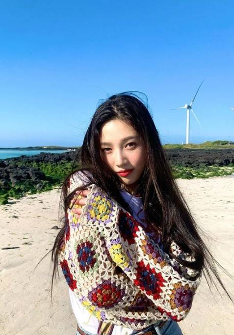 Group Red Velvet Joy has revealed its latest situation.Joy posted several photos on his Instagram on the 5th.Inside the picture was a picture of Joy smiling brightly against the backdrop of blue Sky, with long straight hair and a loving digestion of casual styling.Joys bright beauty in particular is admirable.Meanwhile, Joy is actively releasing his special album Hello in May.