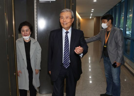 3일 오후 대구 북구 경북대학교에서 김종인 국민의힘 전 비대위원장이 공공기관 직원을 대상으로 한 특강을 끝내고 나오고 있다. [이미지출처=연합뉴스]