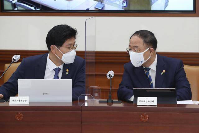 홍남기(오른쪽) 경제부총리 겸 기획재정부 장관과 노형욱 국토교통부 장관이 3일 종로구 정부서울청사에서 열린 국정현안조정회의에서 대화하고 있다. 뉴스1