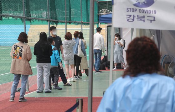강북구 소재의 한 고등학교에서 집단감염이 발생한 가운데 1일 서울 강북구 강북구민운동장에 마련된 코로나19 임시 선별검사소에서 시민들이 검사 대기를 하고 있다. 뉴스1