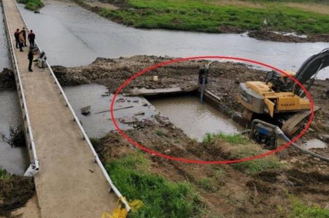 지난달 6일 50대 굴삭기 기사가 연천군 차탄천에서 준설작업을 하다 탱크함정에 빠져 숨졌다. 빨간 원안은 깊이 2m의 탱크함정의 모습. 유가족 제공