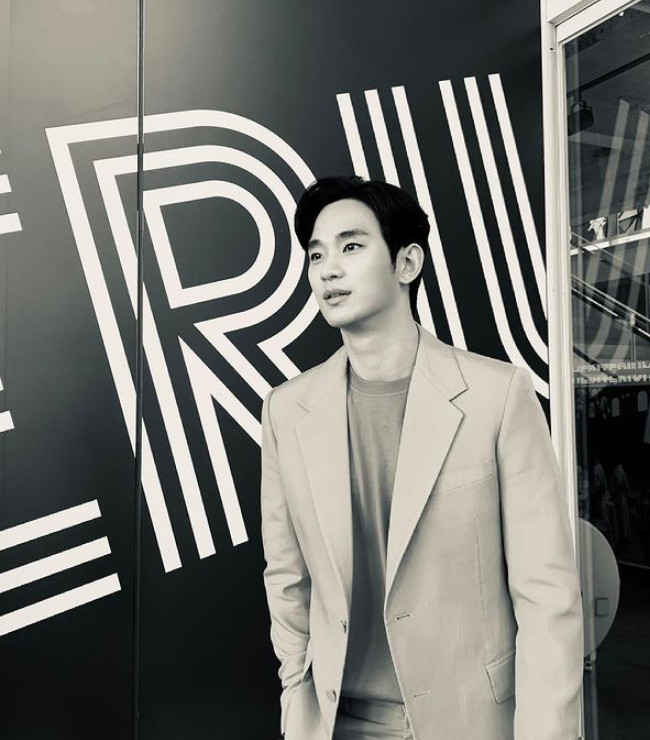 Actor Kim Soo-hyun has revealed the current status of warm visuals.Kim Soo-hyun posted a picture on his instagram on June 6.In the photo, Kim Soo-hyun is staring somewhere in a T-shirt and a jacket.Despite the black and white photographs, Kim Soo-hyuns moist eyes and clear eyes are not covered.The perfect sculpture visuals that seem to see the chutes seat are admirable.On the other hand, Kim Soo-hyun will meet with fans with his first exclusive content One Day to be released at Coupang Play in November.