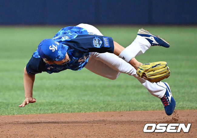 [OSEN=고척, 이대선 기자] 6일 오후 서울 고척스카이돔에서 ’2021 신한은행 SOL KBO 리그' 키움 히어로즈와 삼성 라이온즈의 경기가 열렸다.3회말 1사 1루에서 삼성 김상수가 키움 박병호의 땅볼 타구를 잡아 1루주자 이정후를 포스아웃 처리하고 있다. 2021.06.06 /sunday@osen.co.kr