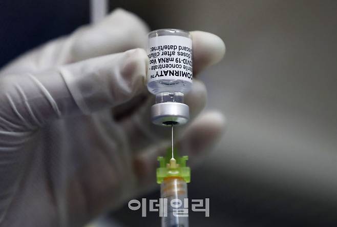 7일 오전 서울 동작구 사당종합체육관에 마련된 예방접종센터에서 의료진이 화이자 백신을 소분하고 있다.(사진=뉴시스)