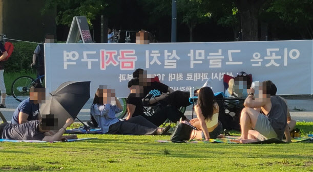 지난 5일 서울 뚝섬한강공원에 돗자리 ‘쪼개기’ 꼼수를 이용해 사람들이 방역수칙을 위반하고 있는 모습.(사진=이용성 기자)