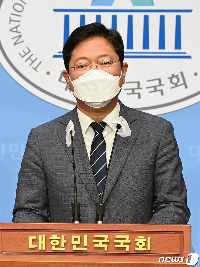 김승원 더불어민주당 의원이 28일 오후 서울 여의도 국회 소통관에서 미디어 바우처법 발의 기자회견을 하고 있다. 미디어 바우처는 정부가 국민들에게 일정 액수의 바우처를 지급하고, 국민들은 지급받은 바우처로 신뢰하는 언론사나 기사를 선택적으로 후원하는 제도다. 2021.5.28/뉴스1 © News1 구윤성 기자