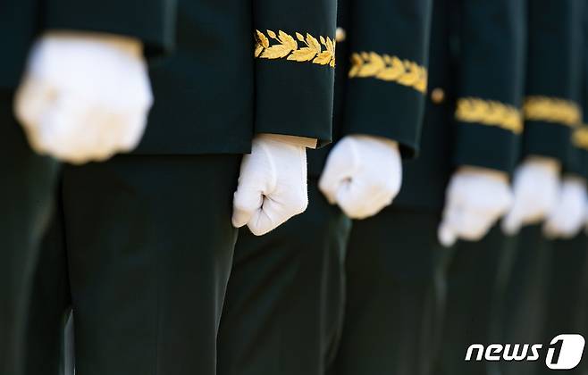 2일 오후 서울 노원구 육군사관학교에서 열린 제77기 졸업 및 임관식에서 졸업 생도들이 주먹을 쥐고 있다. 2021.3.2/뉴스1 © News1 이재명 기자