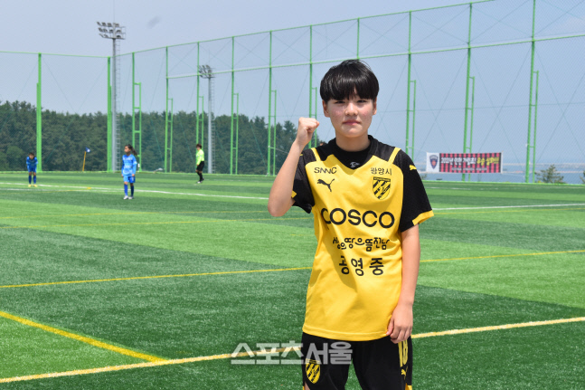 축구 신동 범예주(왼쪽)가 5일 강원도 삼척시에 있는 삼척복합체육공원 축구장에서 열린 제29회 여왕기 중등부 강원 하슬라중과 경기에 앞서 스포츠서울 카메라를 향해 파이팅 포즈를 하고 있다. 삼척 | 김용일기자