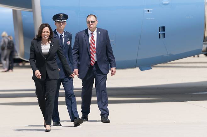 카멀라 해리스 미국 부통령이 6일(현지 시각) 미 메릴랜드주 앤드루스 공군기지로 회항한 전용기에서 내린 다음 웃으며 걸어가고 있다. /AP 연합뉴스