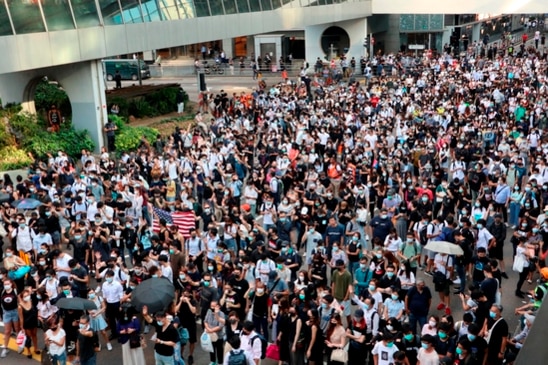지난해 11월 4일 홍콩 시위대가 홍콩 금융가인 센트럴 지역에서 시위를 벌이며 행진하고 있다. /홍콩=이용성 기자
