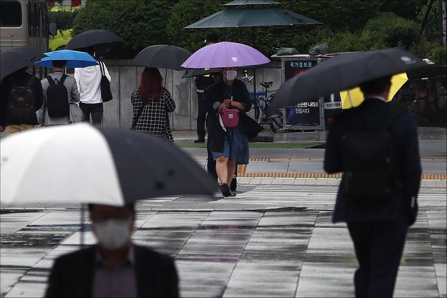 서울 중구 세종대로에서 우산을 쓴 시민들이 바쁘게 걸음을 옮기고 있다. ⓒ데일리안 홍금표 기자
