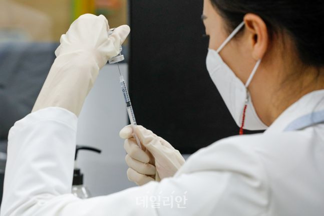 서울 용산구보건소에서 의료진 아스트라제네카 백신을 접종 준비를 하고 있다. ⓒ데일리안 류영주 기자