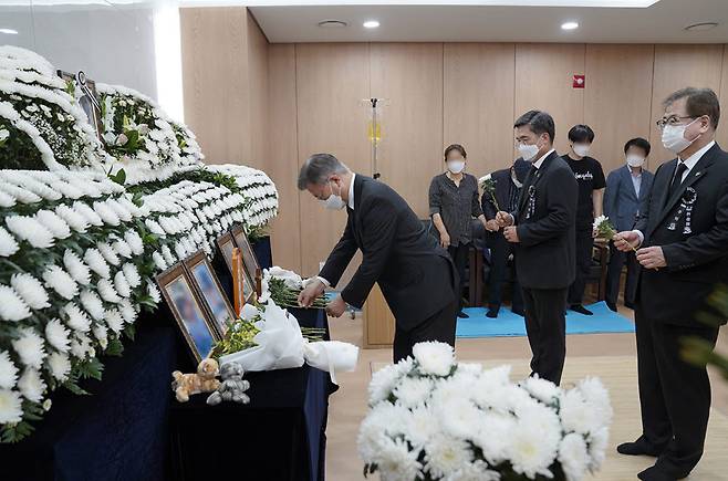 문재인 대통령이 6일 경기 성남시 국군수도병원에 마련된 공군 성추행 사망사건 피해 부사관의 추모소를 찾아 조문하고 있다. 청와대 제공.